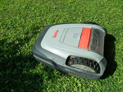 Un robot tosa erba da giardino a Novi Ligure, Alessandria.